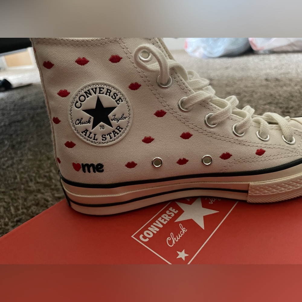 CONVERSE WHITE VALENTINES DAY